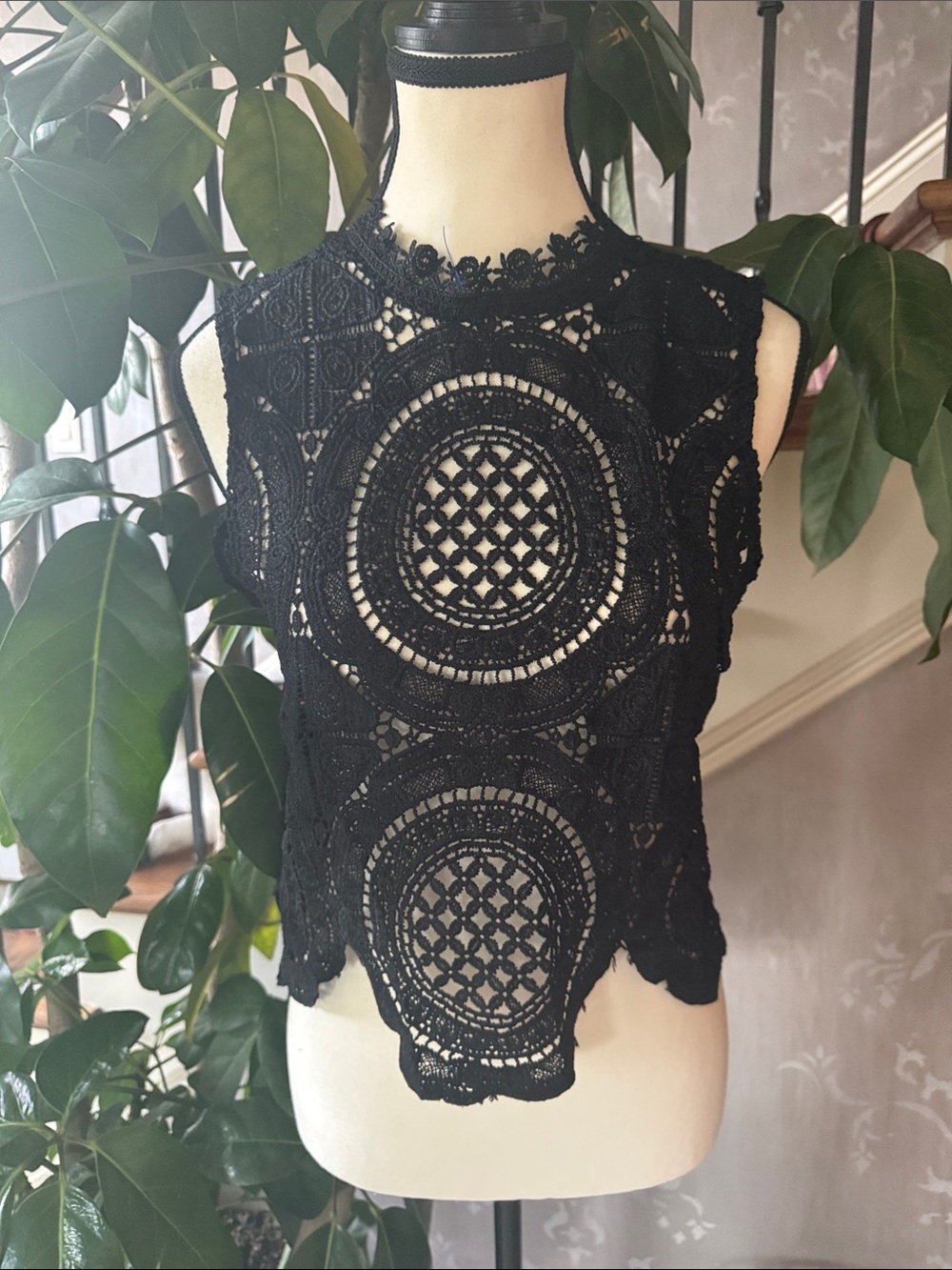 BLASHE sleeveless, crochet lace crop top, perfect condition size medium